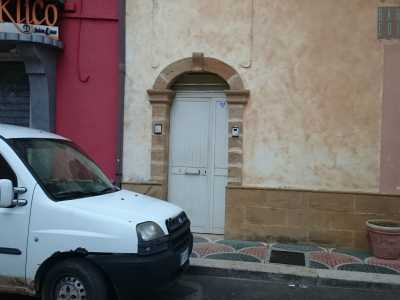 La signora poi ci indica la casa dove "Mimino", cos� come lo chiamavano da queste parti, trascorse la sua adolescenza prima di emigrare: un palazzo di due piani color sabbia
